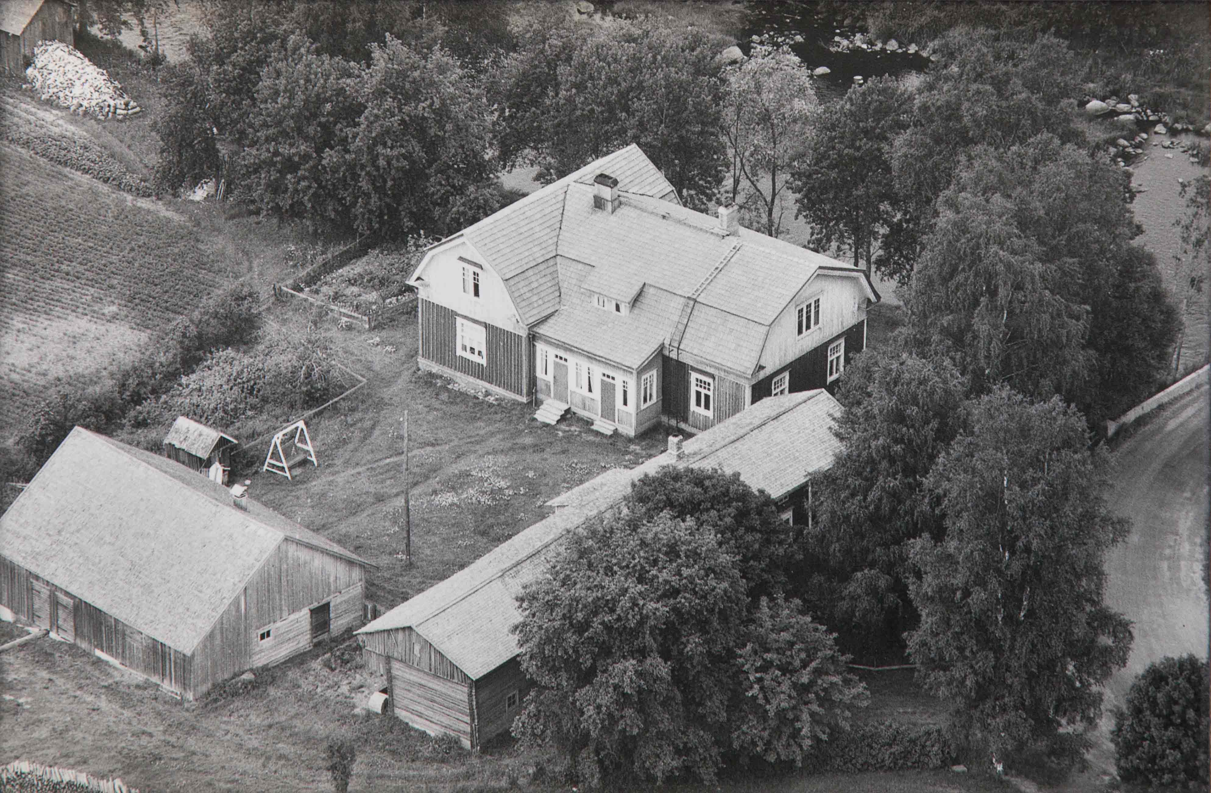 Flygfoto från 1961 med Westerbacks ståtliga gård på Åddin.