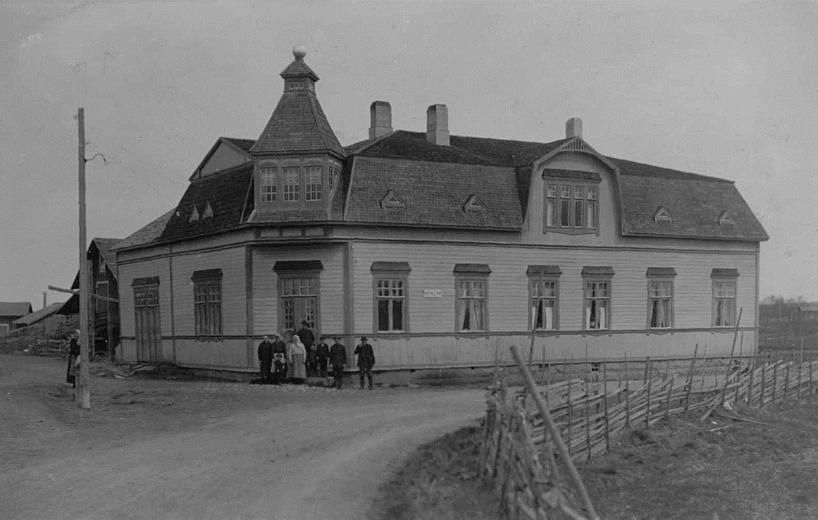 Koll-boden eller Storkulls affär fotograferad från väster år 1928. På väggen fanns en skylt som visar att här säljs Benzin.