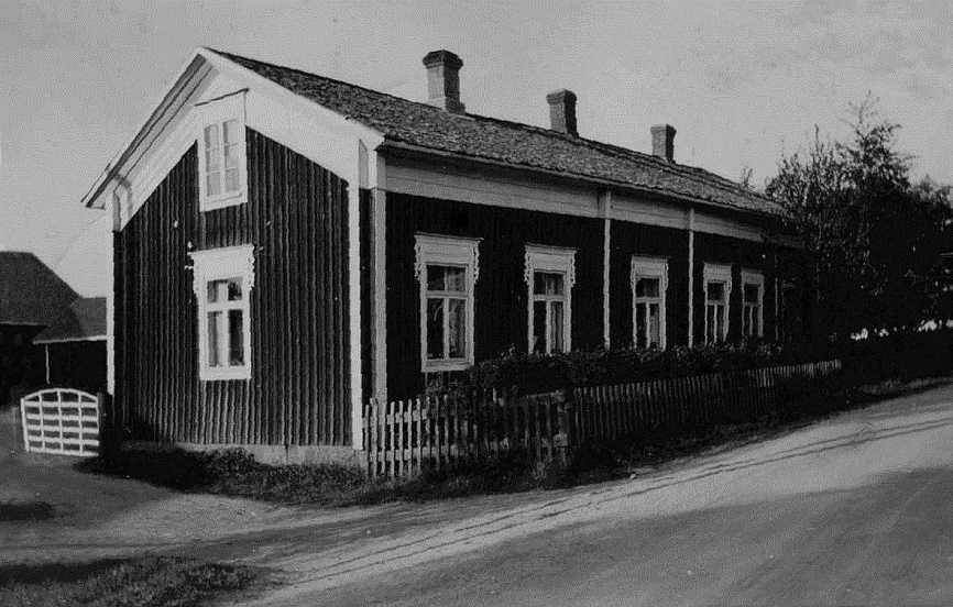Så här såg gården ut som Henrik och Mina Agnäs bodde i från slutet av 1800-talet fram till 1920-talet, då den övertogs av deras dotter Hulda som hade gift sig med Emil Klåvus från Lappfjärd.