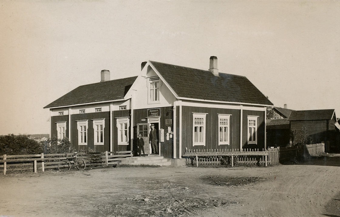 På bilden handelsmannen ”Broback-Erik Anders” med sonen Algot Rosengård, född 1921.