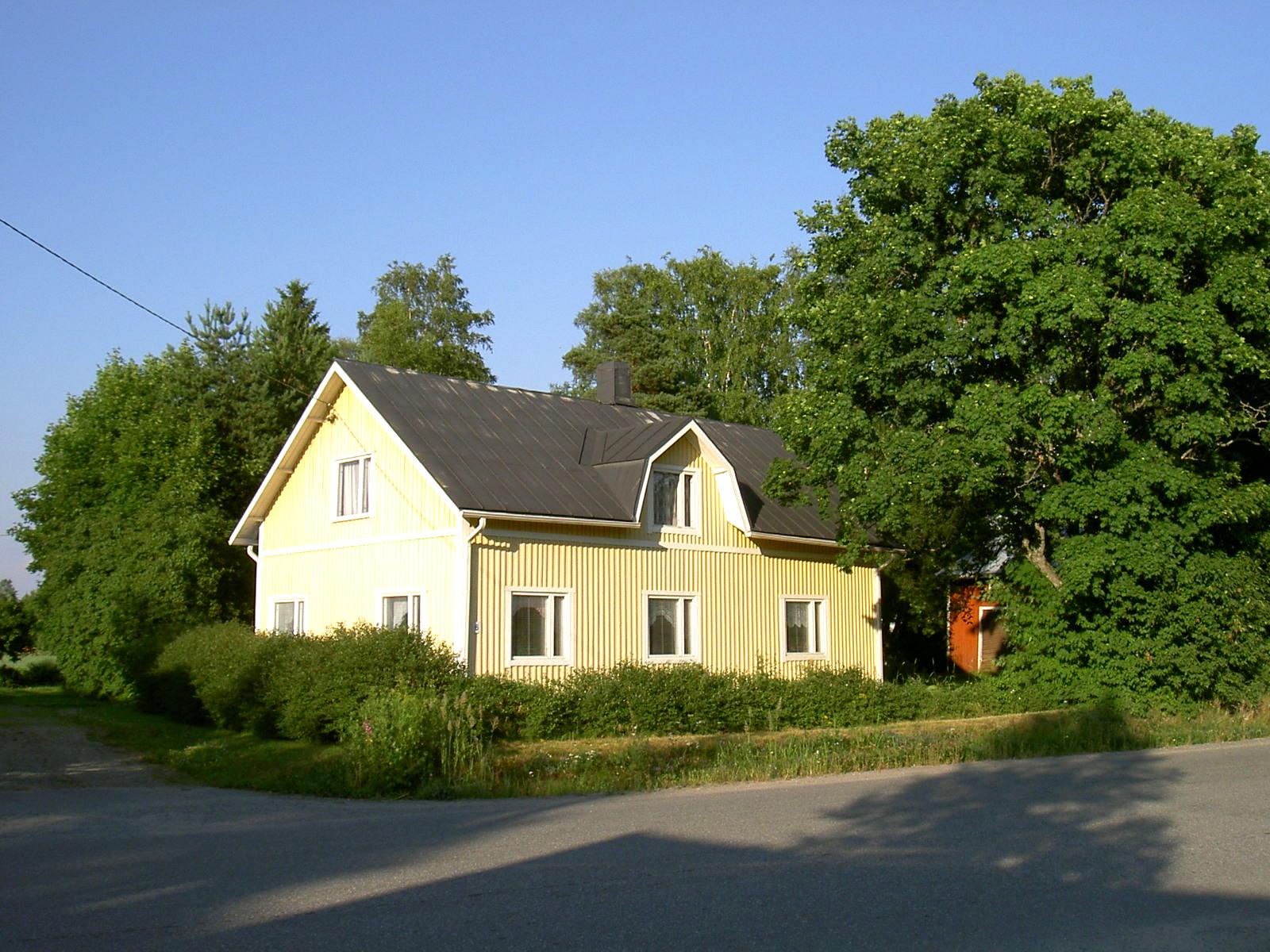 Mylläris gård fotograferad från väster år 2003.