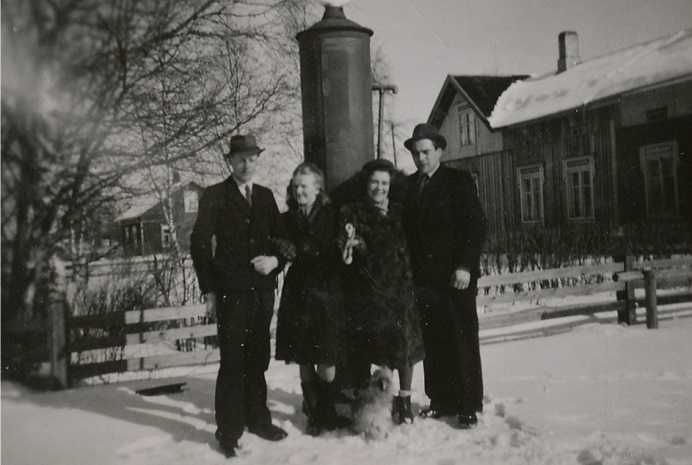 På detta foto syns Westeras butiken till höger och där syns tillbygganden, som gjordes som en vinkel mot gården. Framför butiken nära vägkorsningen stod en bensinpump. Personerna framför pumpen är Arne och Verna Björkskog från Lappfjärd och till höger står Else-May och Sigge. I bakgrunden syns den gård som Erik Anders Rosengård byggde åt sig och sin familj i mitten på 30-talet.