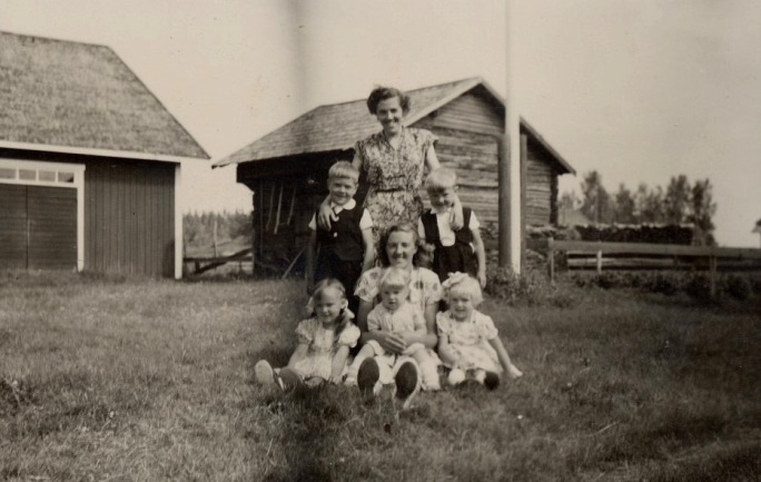 På bilden Else och Alice tillsammans med några av Alvars och Algots barn, framför den underliga byggnaden i bakgrunden.