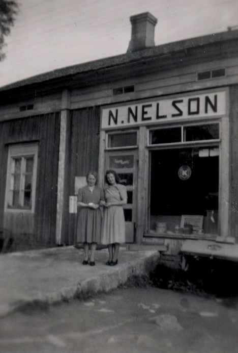 Här på rampen framför Nils Nelsons affär står butiksbiträdena Astrid Björklund och Ellen Söderqvist. 