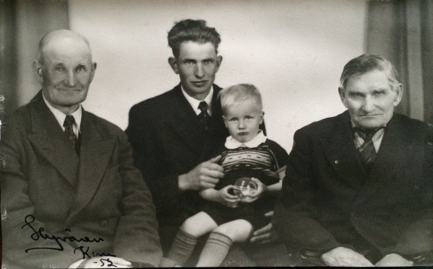 På detta ovanliga foto från år 1952 sitter Eskil med sonen Rune i famnen. Till vänster sitter hans far Frans Agnäs och till höger farfar Henrik. Nuförtiden är det vanligt att det finns 4 generationer men år 1952 var det närapå unikt med 4 karlar och dessutom på samma foto. 