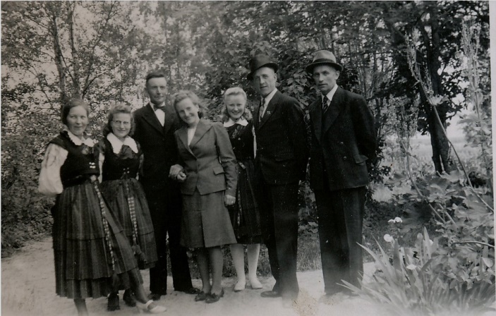 På den här bilden från vänster: Alfhild Forslin (Bertels hustru) Evy Forslin, gift med Elis Nygren, Emil o Mildrid, Elis Ahlberg från Träskvik och trävaruhandlaren Verner Grankull. 