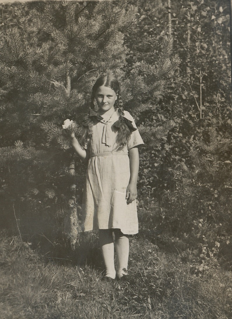 Unga Anja Vastamäki hemma i Ömossa, som vuxen gifte hon sig med Arne Norrgård.