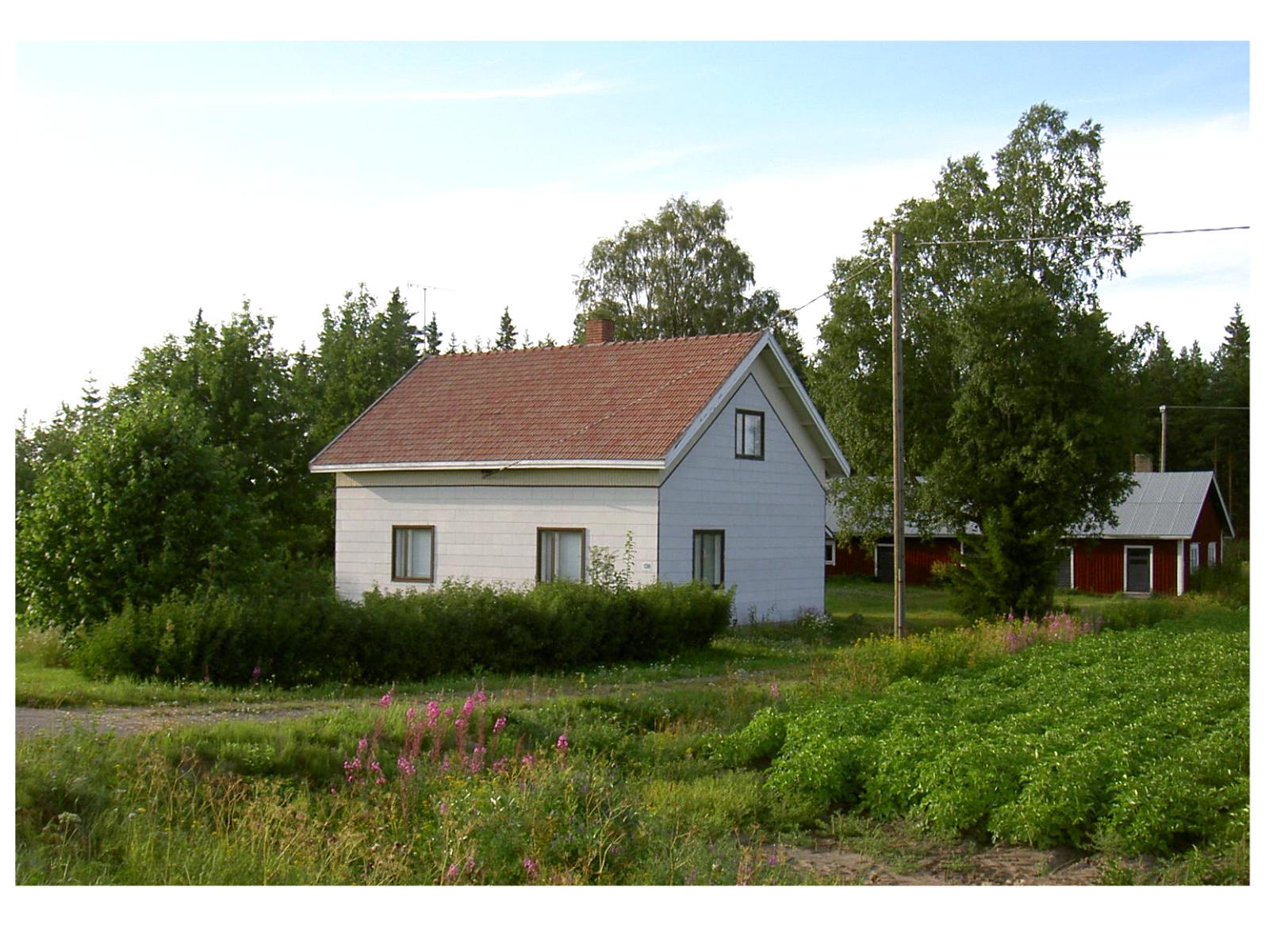 Den här gården byggde Bertel och Julia åt sig år 1936 på Dagsmarkvägen 136. Fotot från 2004.