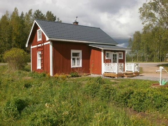 En vacker mormorsstuga som ligger nära den vackra Storforsen med de fiskrika vattnen.