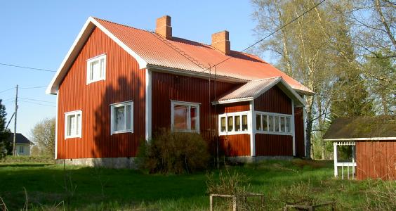 Här den nya gården som byggdes 1956 fotograferad från söder år 2003. 