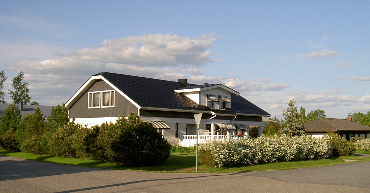 Det är huset som är av Jukka elementtyp byggde Eva och Lasse Backlund 1987 på samma plats som den nedbrunna butiken. För själva byggandet stod Mauri Korpi och Mauri Rajasalo från Lappfjärd.