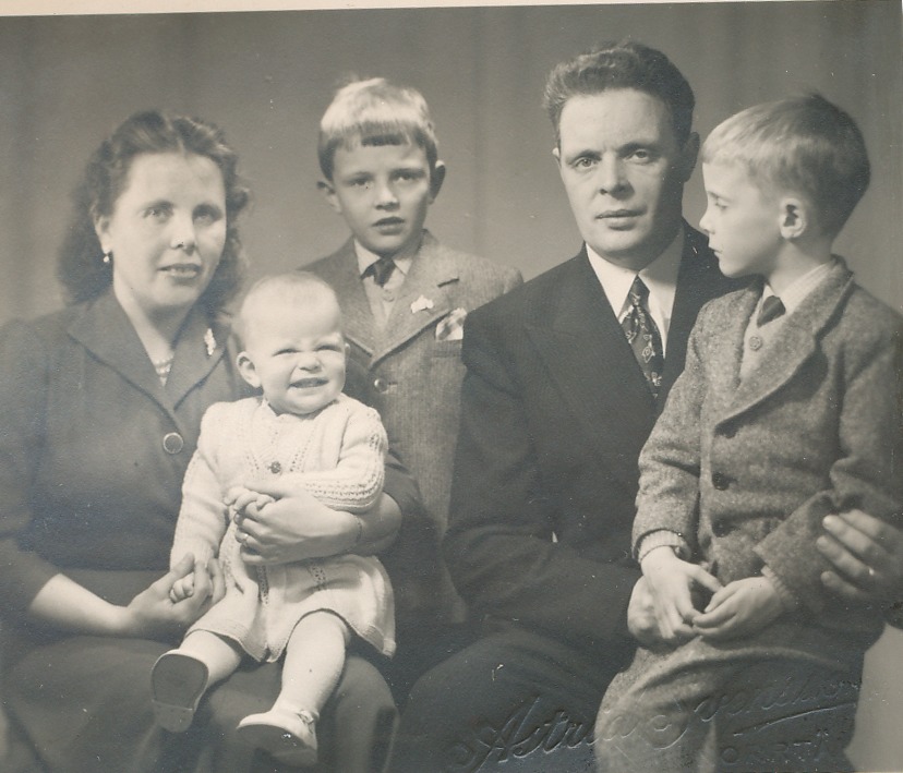 Här sitter Alice och Eskil Norrgård med barnen Gösta, Bengt och Britt-Mari.
