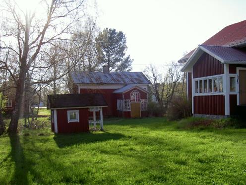 På bilden huset från gårdssidan. I bakgrunden Frans och Amandas lillstuga. 