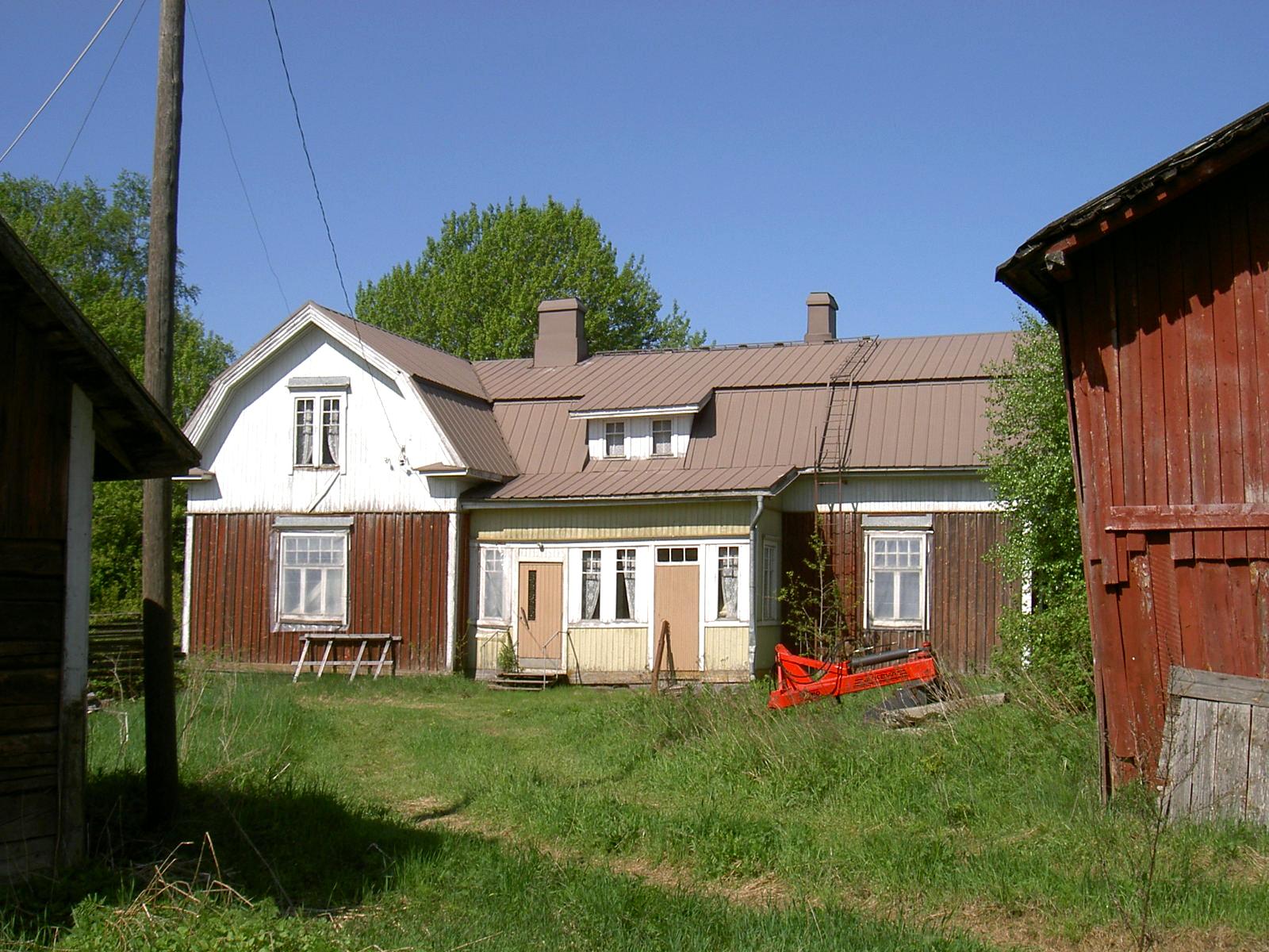 Gården fotograferad från sydost 2003.