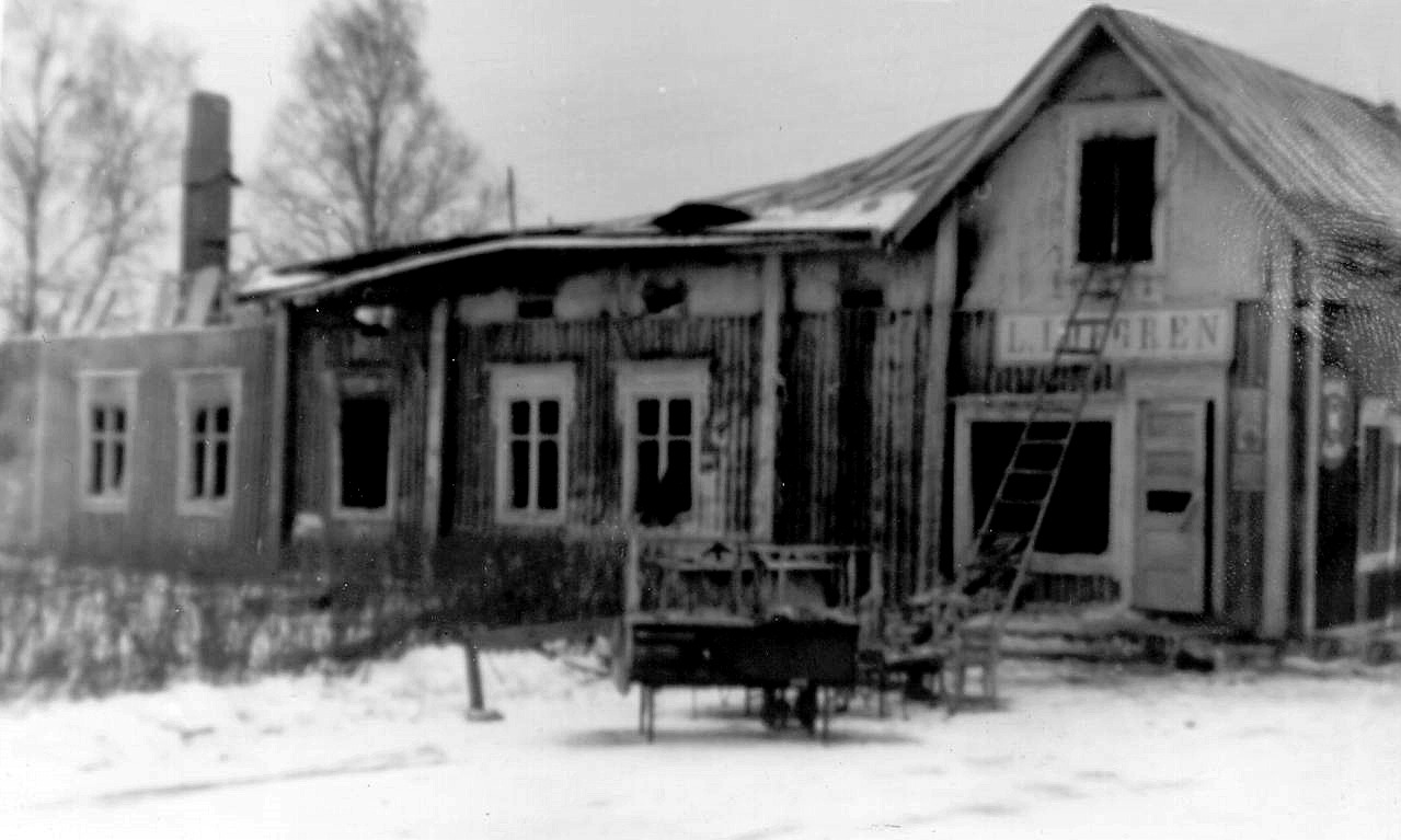 En kall vinternatt i början på 1964 förstördes både butiken och bostaden i en brand och så här såg det ut efteråt. 