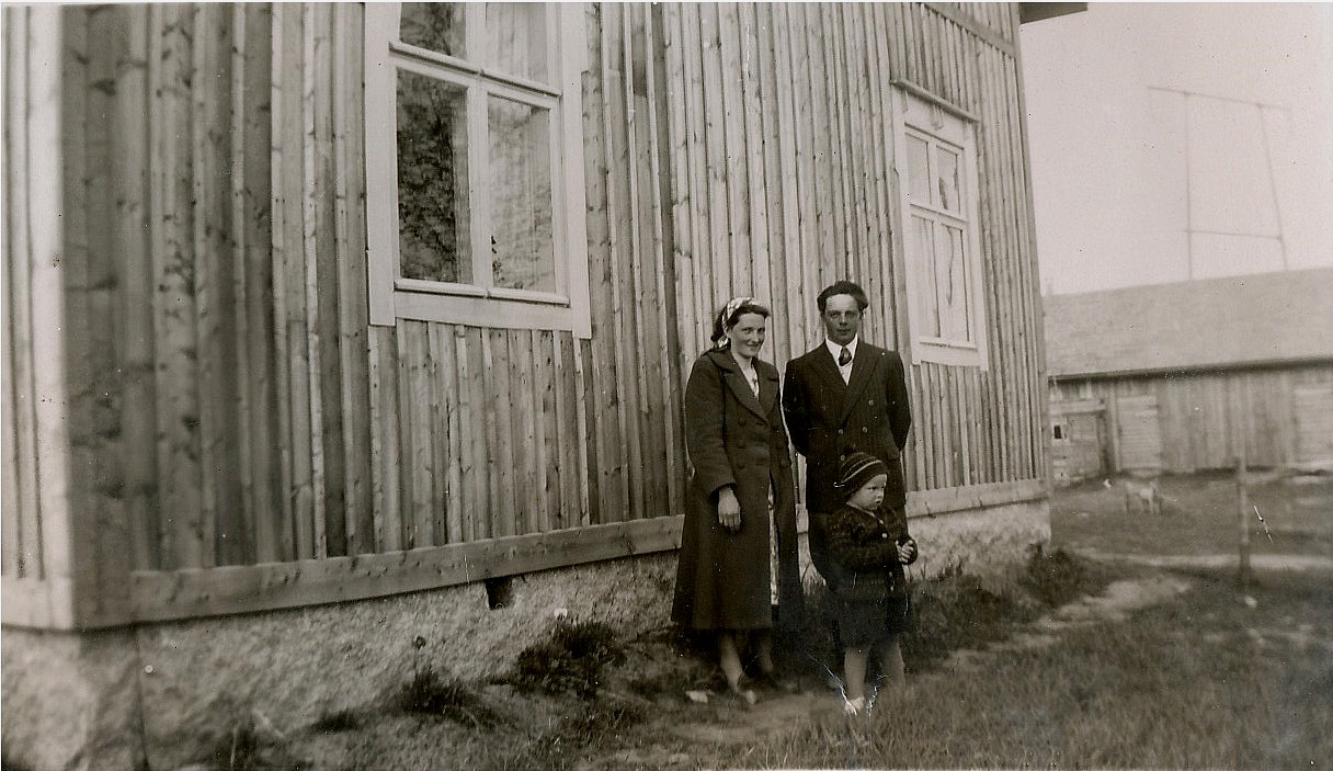 Här står Arne och Anja Norrgård med den äldre sonen Börje utanför Eskils hus där de bodde medan de byggde det egna hemmet.