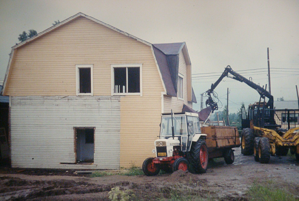 Då det nya huset stod färdigt år 1984 revs Anderssons gamla hus med hjälp av en skogstraktor.
