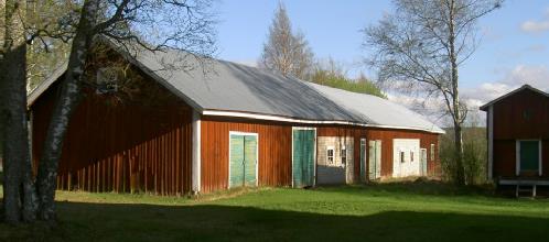 På bilden ovan uthusraden med fähus, stall och förråd. Uthuset byggt år 1936. Härbret längst till höger på bilden stod tidigare bakom uthuset med flyttades i början på 2000-talet till den plats där det nu står.