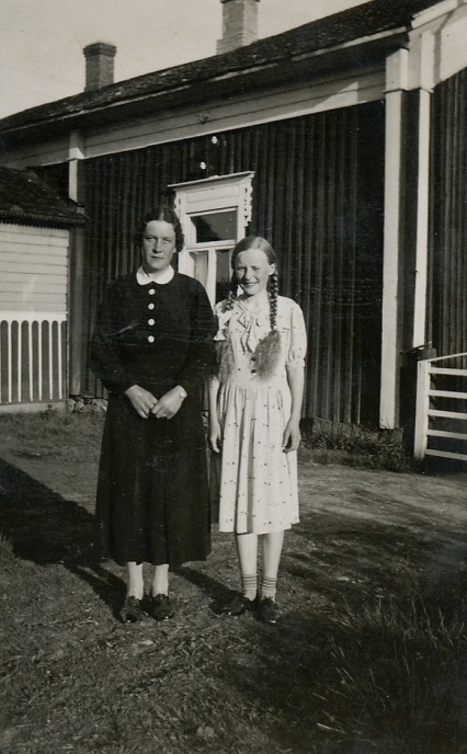 På bilden står grannfrun “Mattas” Elna Grans tillsammans med Gerda Klåvus. Gerda (1925-1945) var en av Emils två döttrar från första giftet med Hulda Agnäs. 