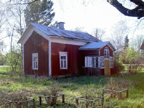 Väster om huvudbyggnaden står lillstugan där Frans (1890-1973) och Amanda (1890-1951) Agnäs bodde efter att Eskil övertagit hemmanet. Fotot från 2003.