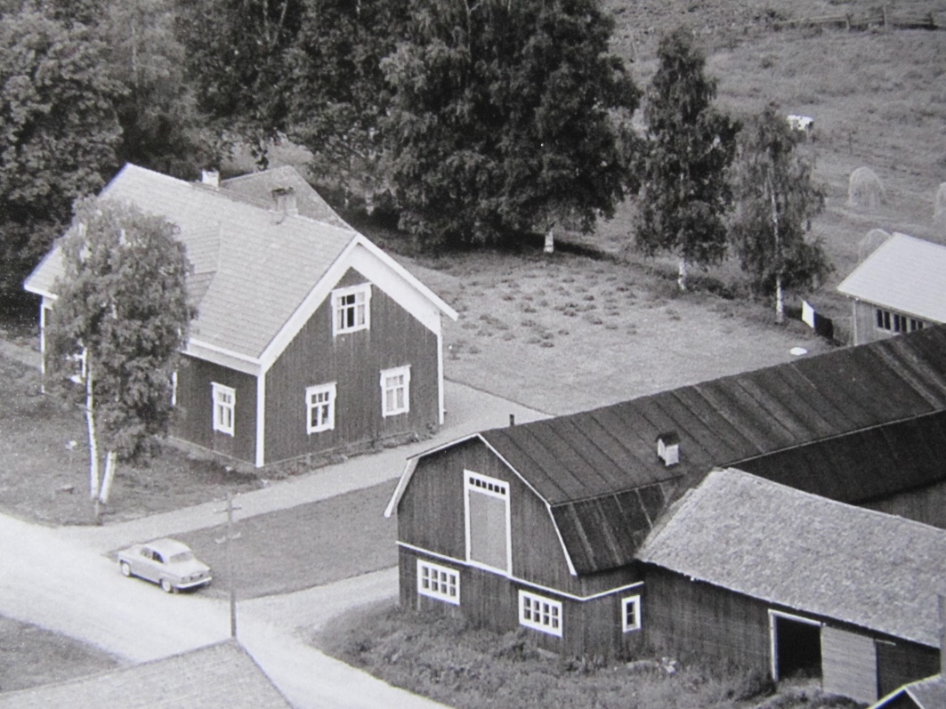 På bilden gården på Åbackvägen 32 som Adele och Selim Eklund ägde från slutet av 40-talet till 1961 då de sålde gården och hemmanet åt Adeles yngsta bror Boris och dennes hustru Gun-Lis. Adele och Selim flyttade då med sina 3 barn till Västerås i Sverige där de bodde så länge de levde.