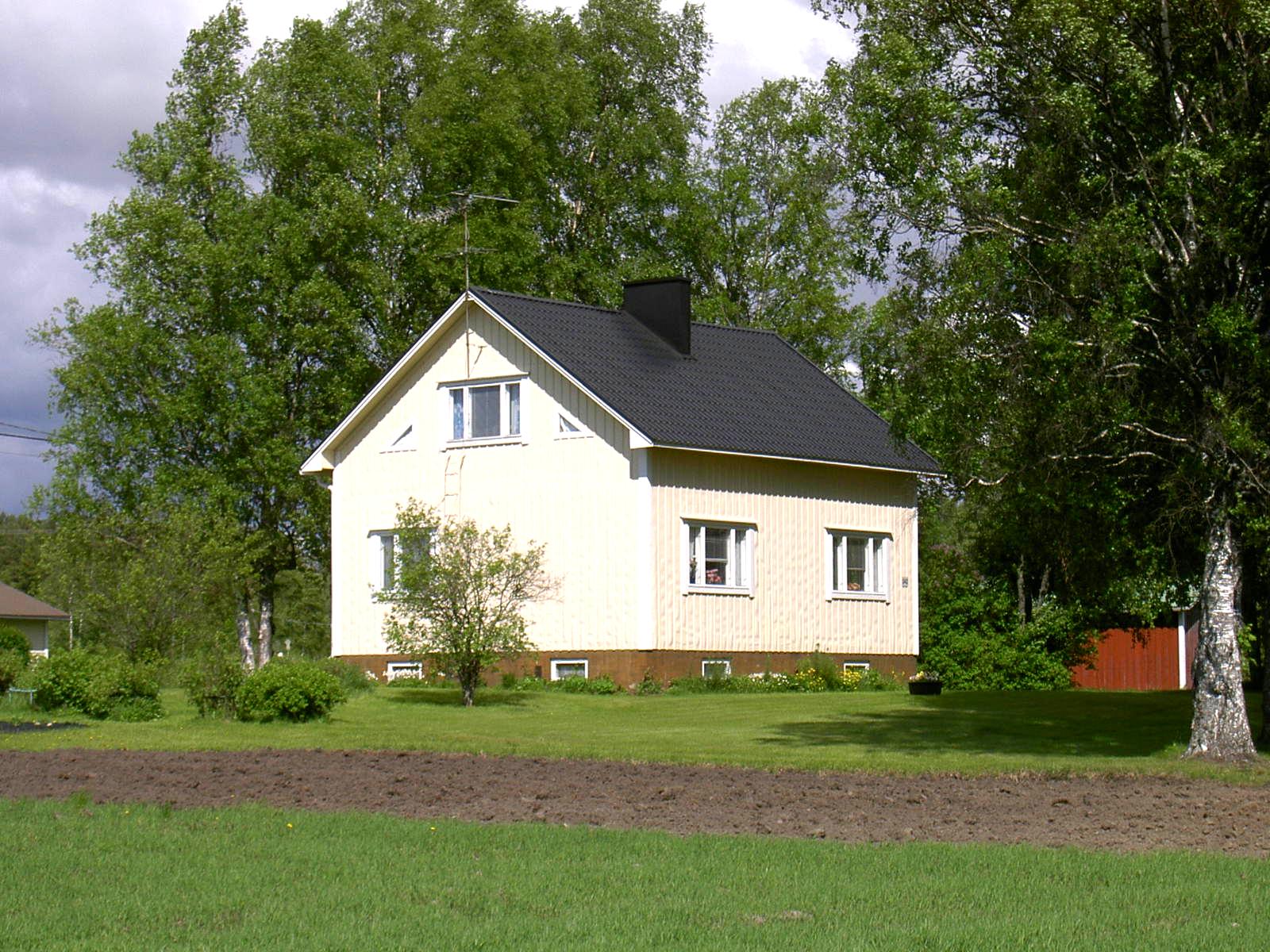 Denna gård byggdes år 1956 på samma ställe där den gamla bondgården stod. På 1960-talet och en bit in på 70-talet verkade en lemonadfabrik i källarvåningen. 