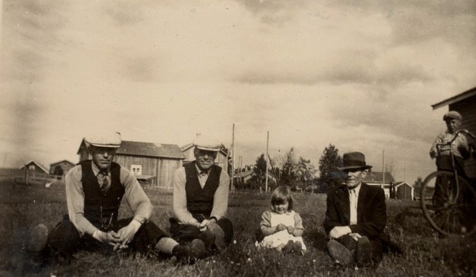 Här kan man tro att historierna flödar, då Antas-Otto, Mattas-Viktor och Lid-Viktor sitter på gårdsplanen där Lid. Flickan är Astrids dotter Ing-Britt och pojken med vagne är troligen Bjarne Grans. Antas gårdarna skymtar i bakgrunden. 