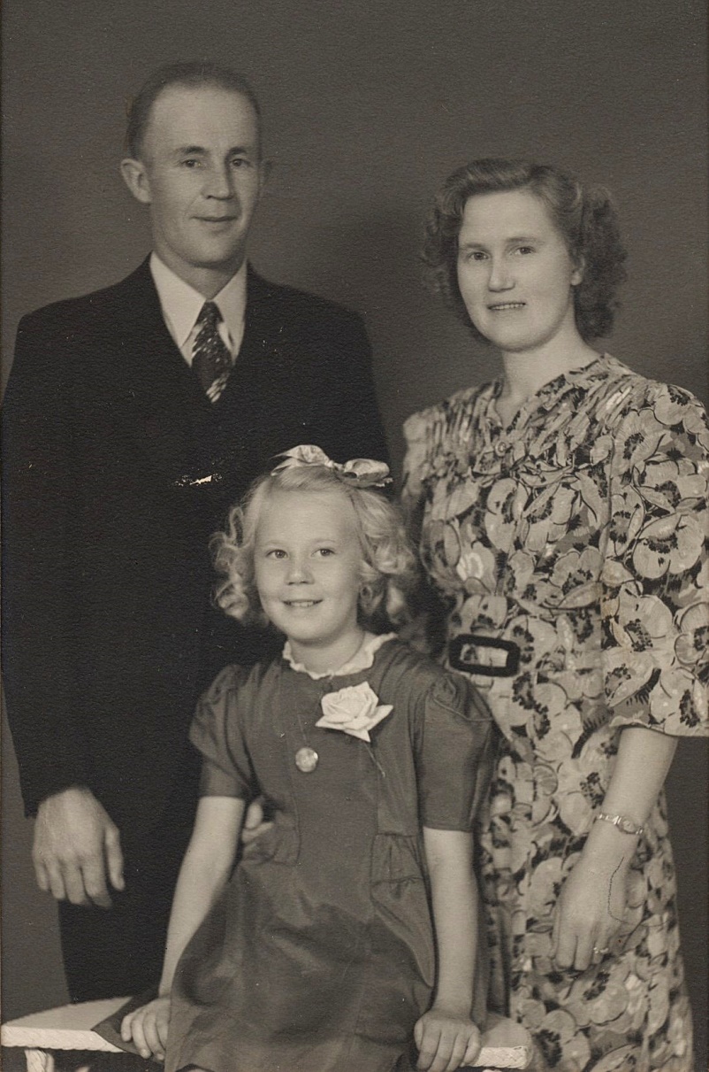 På fotot Julia Norén som emigrerade till Canada 1928 och gifte sig där med Edvard Helsing från Munsala. På fotot också dottern Anita.