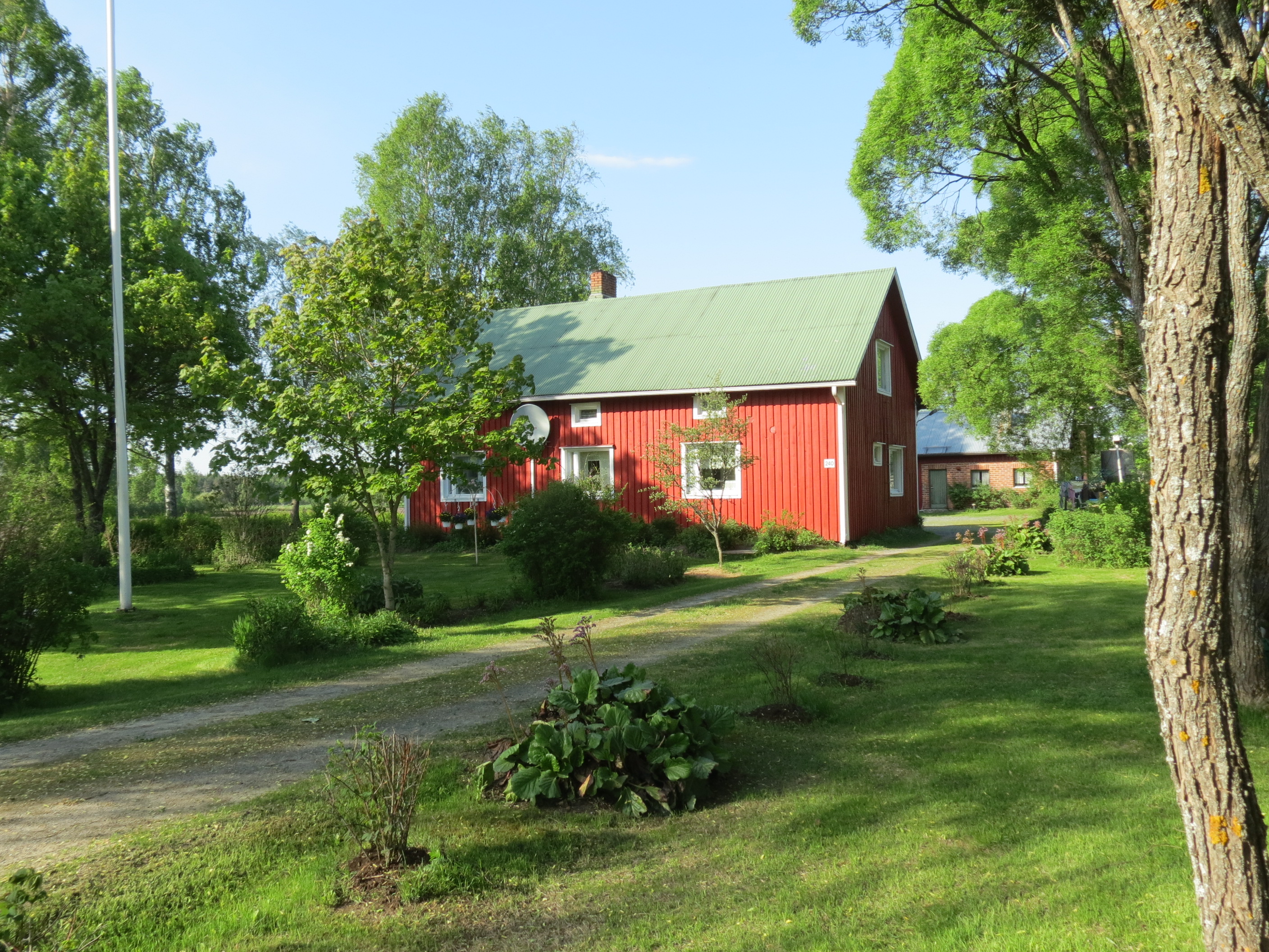 Här Arne och Anja Norrgårds hus som de byggde 1951 på Dagsmarkvägen 240. Gården renoverades och byggdes till 1980. Fotot från 2013 är taget från landsvägen.