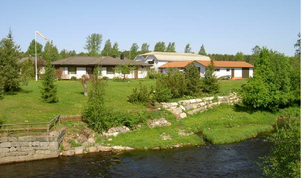 I dag finns inga spår kvar av Anderssons hus och så här ser området ut fotograferat från den nya storbron över Lappfjärds å. Det gamla brofästet syns nere till vänster.