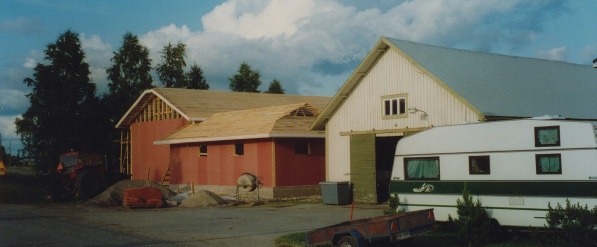 På samma tomt bakom det gamla magasinet byggdes år 1992 ett nytt uthus, som uppfördes av John Lindbäck och Kurt Backlund.