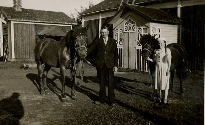 På bilden till höger står Emil och Gerda Klåvus med varsin häst på gården. 