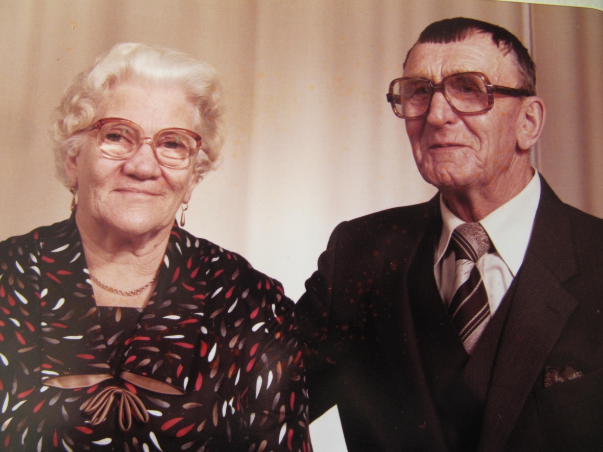På fotot Guldi som var dotter till Niklas och Ana-Kajs Nyström tillsammans med sin man Gunnar Lillkull, som var son till ”Pelas-Jåhan” från A-sidon.