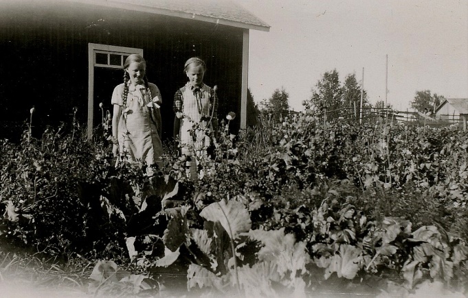 Här kusinerna Gerda Klåvus och Verna Agnäs i klubblandet hos Klåvus.