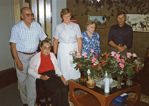 Till vänster Ragnar och Verna tillsammans med familjen Mitts.