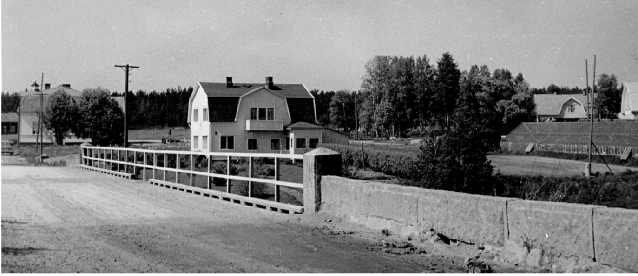 Anderssons gård fotograferad från söder. Nelsons affär syns till vänster.