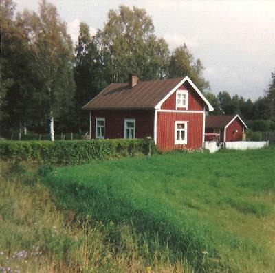 Här huset fotograferat från landsvägen från väster. 