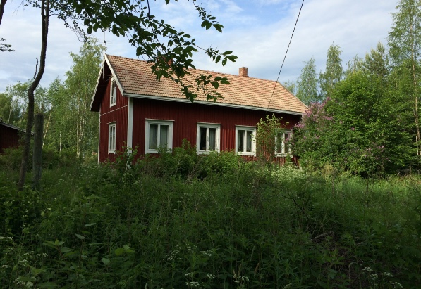 Så här ser Gullmes Emils gård ut i dag, fotograferad från landsvägen.