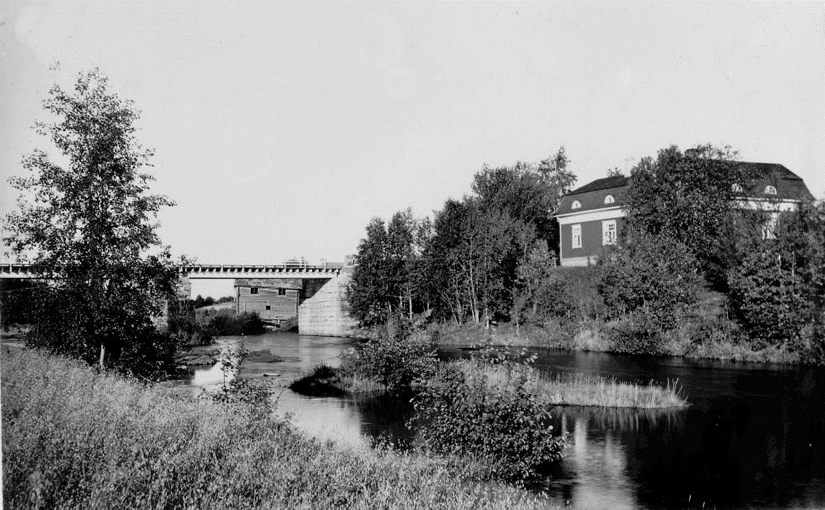 Detta foto troligen från början på 1930-talet med det ståtliga huset bredvid Storbron där den gamla Broback-kvarnen syns i broöppningen.
