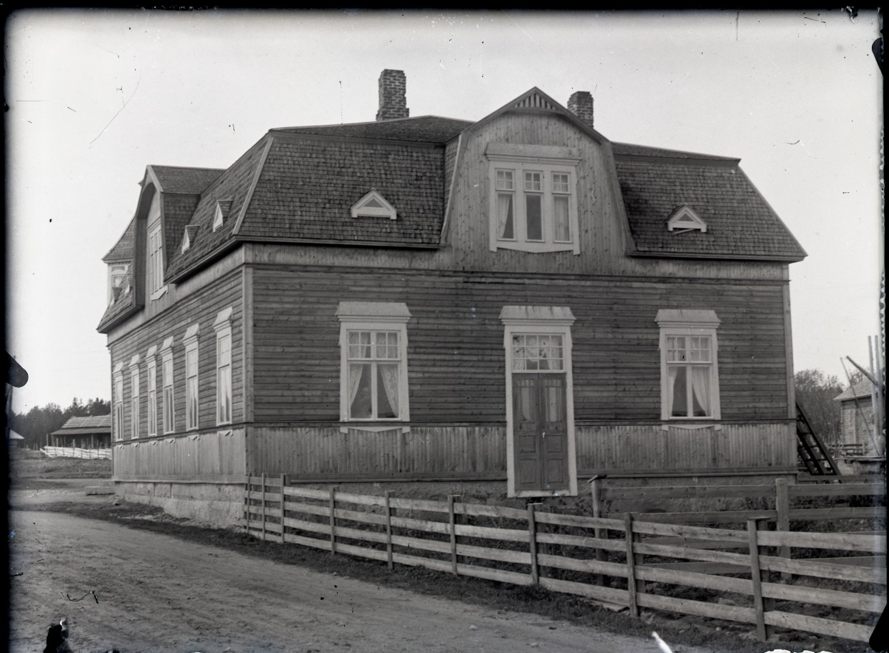 Byggnaden fotograferad från söder ca 1920. Foto Viktor Nylund, Vasa Traditionsarkiv. 