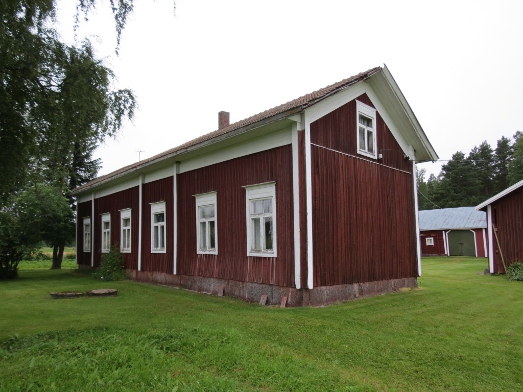 Så här ser gården ut från Lillsjöhållet. När gården flyttades till detta ställe runt 1910 så låg den vackra Lillsjön nedanför gården och på andra sidan sjön syntes Långängen.