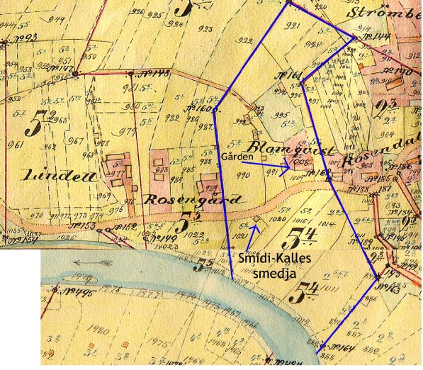I samband med storskiftet i början på 1900-talet fick Karl Blomqvist sitt hemman i 5 skiften. På kartan visar den blåa linjen hur stort hemskiftet var. Smedjan stod ungefär där familjen Hammarberg bor i dag.