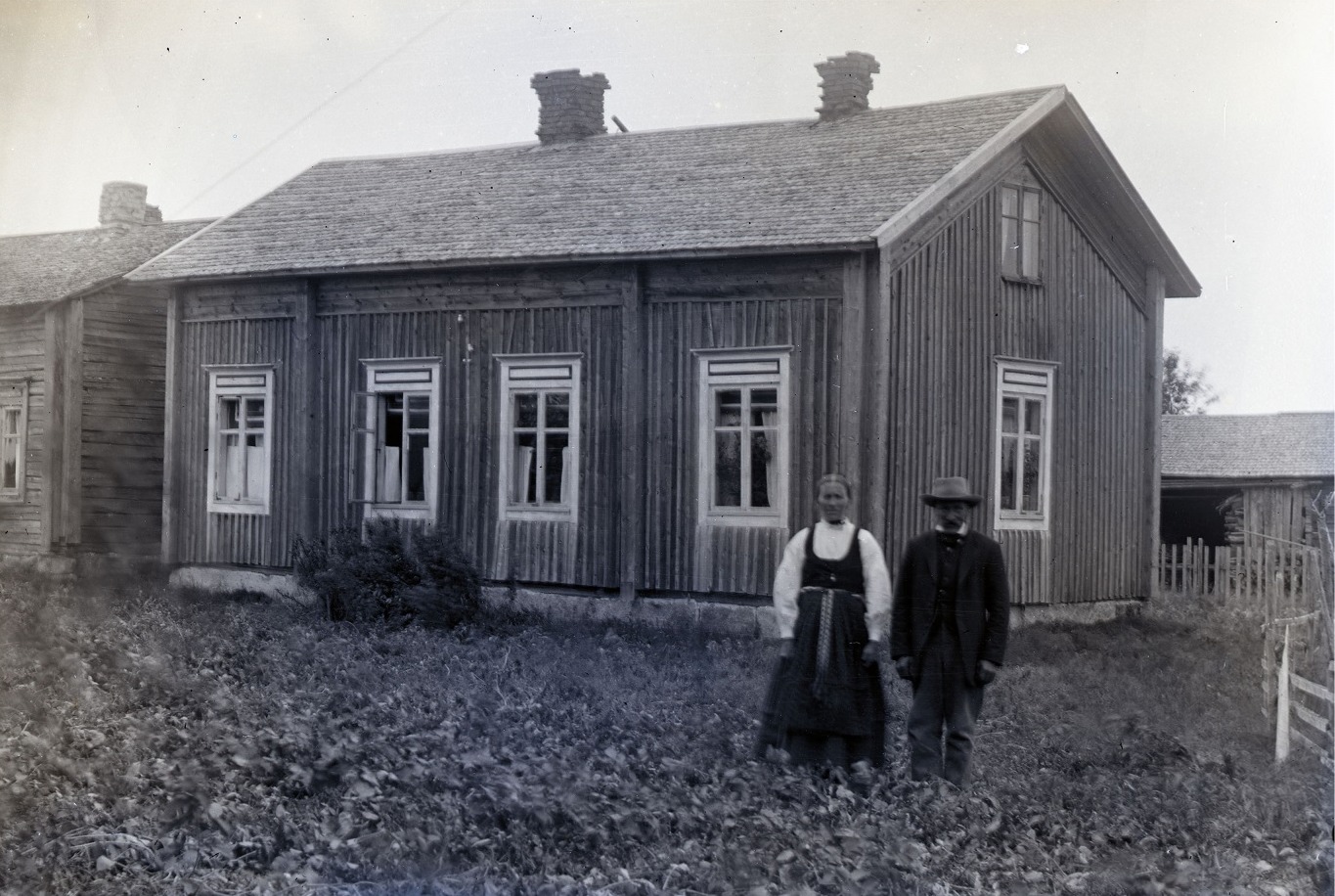 Här står Klemets Emil och Manda framför gården medan den ännu stod uppe i centrum lite öster om folkskolan. Fotot taget av Viktor Nylund, kanske 1915.