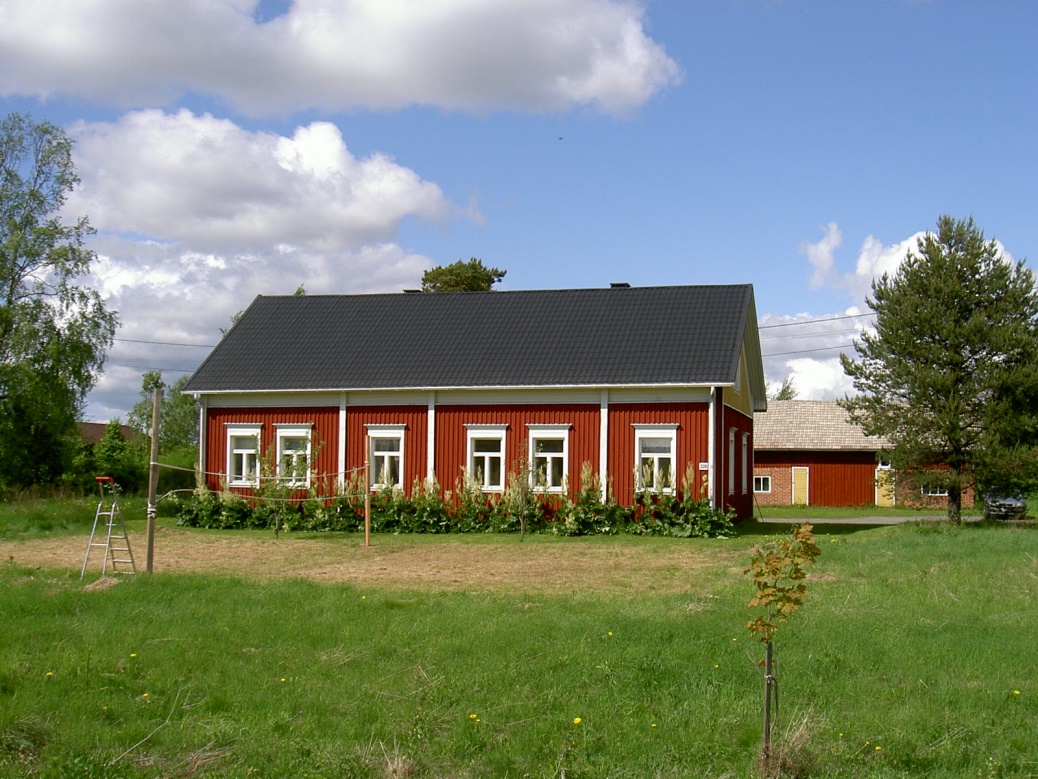 På fotografiet från år 2003 så ser vi att Nyströmas gården är stilfullt renoverad.