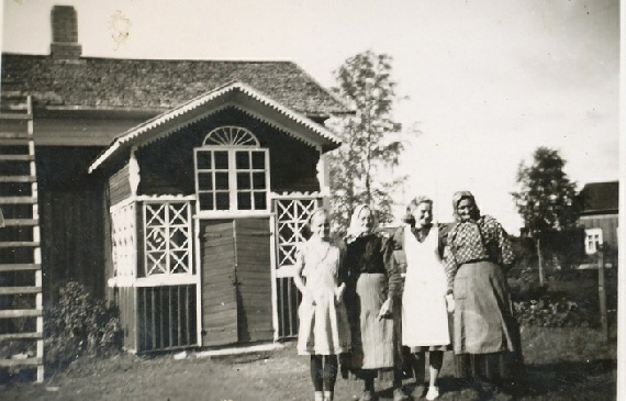 Från vänster Verna, Vilhelmina, Ellen och Amanda Agnäs framför den vackra lillstugan. Längst till höger skymtar Mattas-Viktors gård. 