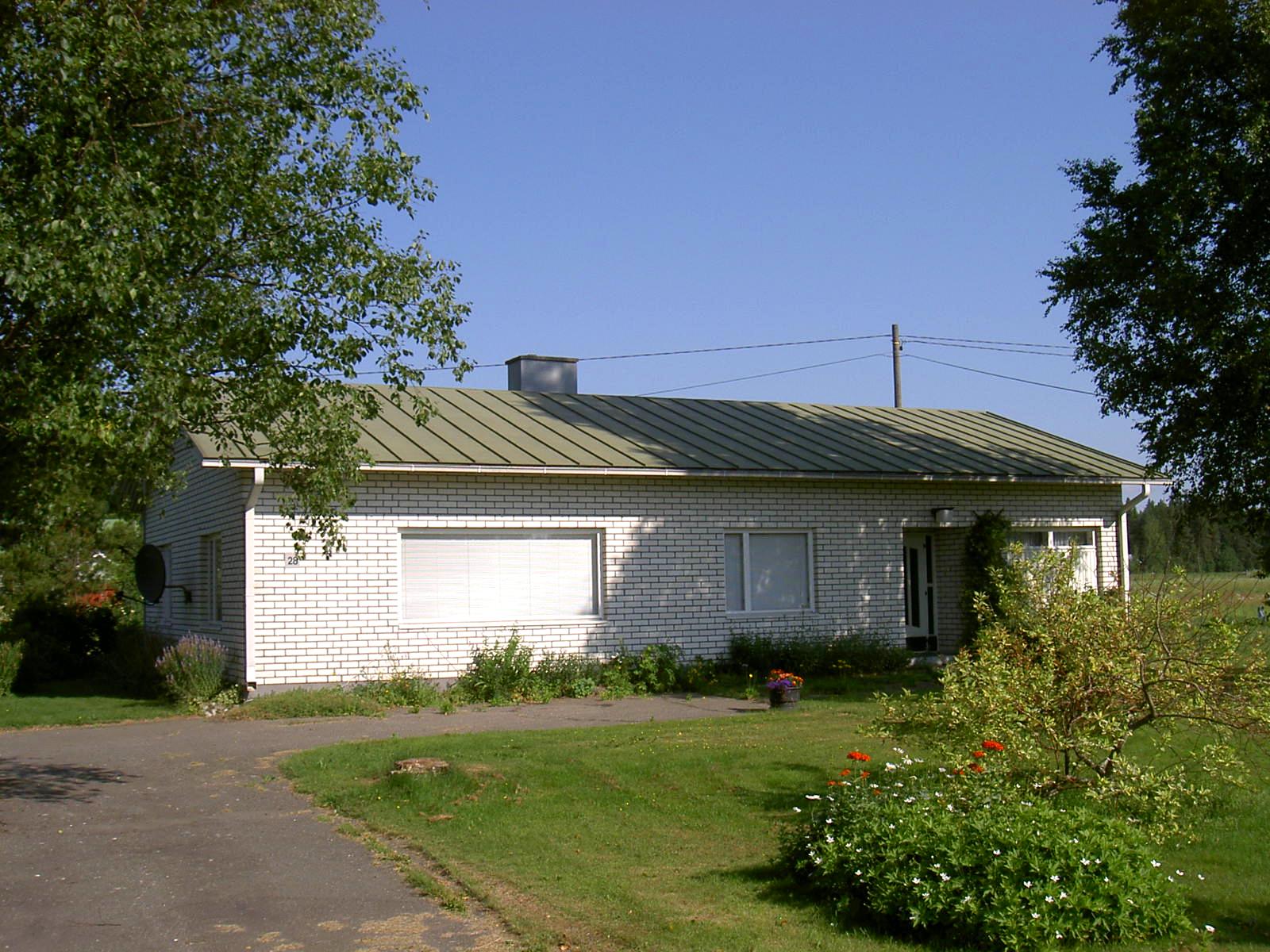 Den här gården på Åbackvägen 28 byggdes år 1963 och här bodde Ragnar och Verna så länge de levde. Gården har senare övertagit av Ragnars brorson. Fotot från 2008.