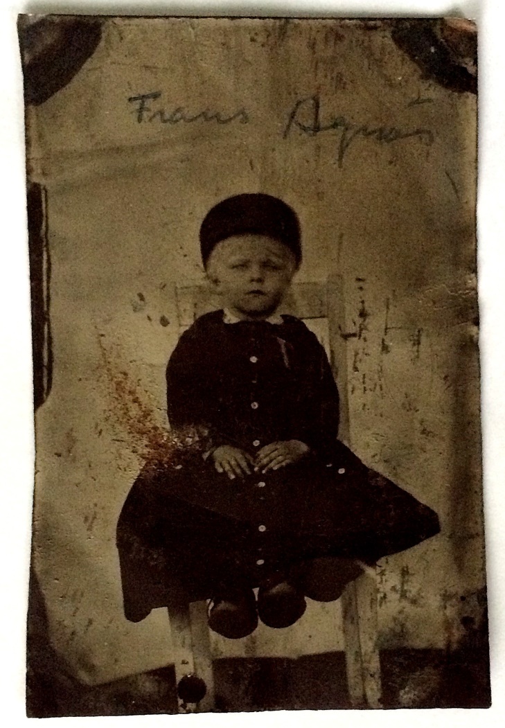 På det här plåtfotot från slutet av 1800-talet sitter Frans Agnäs.
