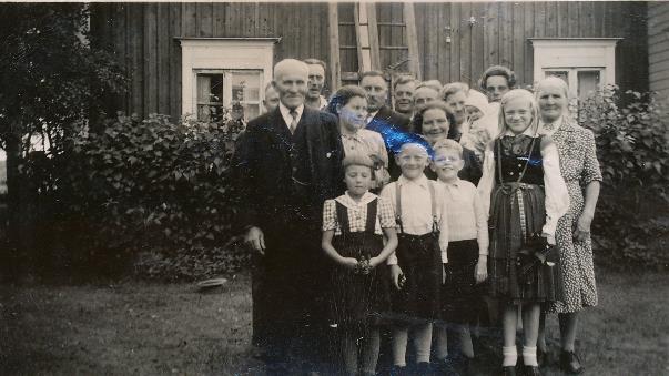 Här Niklas och Anna Kajsa Nyström med barn och barnbarn mellan sig.