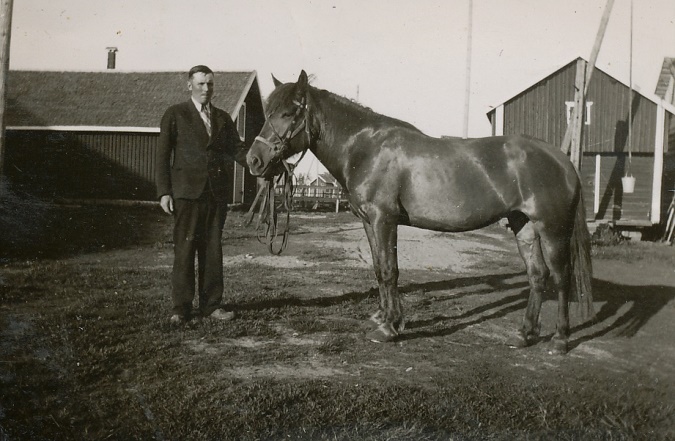 Emil Klåvus var känd som en hästkarl som gärna körde i kapp, till exempel från kyrkan i Lappfjärd hem till Dagsmark.