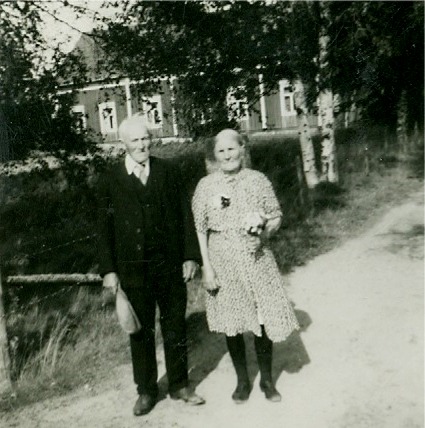 På fotot Niklas med mössan i hand och Ana-Kajs Nyström med blommor. Det var övrigt nära en gång att Niklas skulle ha omkommit, då rian där han höll på och torkade säden började brinna. På grund av röken så hittade han själv inte ut ur den brinnande rian, utan tillskyndande personer fick ut honom i sista minuten. Livet ut hade han brännskador på händerna som en påminnelse om hur nära det var. 